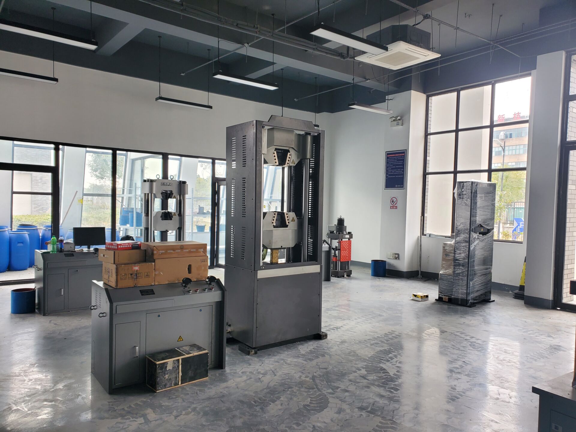 某大學(xué)萬(wàn)能試驗(yàn)機(jī)安裝調(diào)試完成